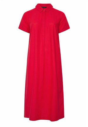 Rotes Polokleid mit kurzen Ärmeln, knielang, mit Kragen und verdeckter Knopfleiste vorne, locker geschnitten, vor weißem Hintergrund.