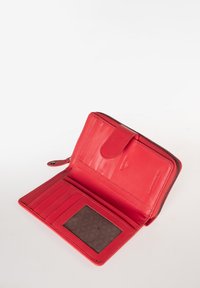Rood leren portefeuille met een ritssluiting, meerdere kaartsleuven en een rechthoekig venster voor een identiteitsbewijs. Zachte textuur en gestikte details zijn zichtbaar.