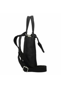 Schwarze Lederhandtasche mit strukturiertem Design, ausgestattet mit zwei Griffen und einem abnehmbaren schwarzen Schulterriemen. Reißverschluss mit silbernem Beschlag.