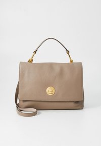 Hall taupe nahast käekott, millel on ülemine käepide, eemaldatav õlakott ja esiküljel ümar kuldne kinnitus.