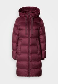 Bordeaux puffer jas met capuchon, voorzien van een ritssluiting aan de voorkant, zijzakken en een rechthoekige gewatteerde textuur. Middellange uitvoering.