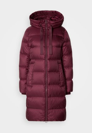 Geacă puffer bordo cu glugă, prevăzută cu un fermoar frontal, buzunare laterale și textură matlasată rectangulară. Design de lungime medie.