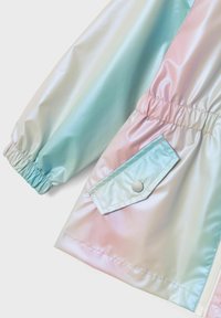 Veste légère irisée aux couleurs pastel, dotée de manches froncées, d'une fermeture éclair et d'une poche plaquée avec bouton-pression.