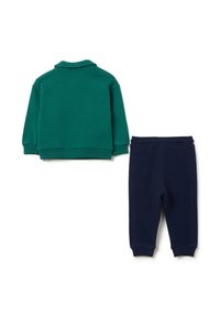 Felpa verde con maniche lunghe e colletto, abbinata a pantaloni blu navy con vita elastica. Entrambi realizzati in morbido cotone.