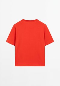 T-shirt rossa in cotone con maniche corte, collo a giro, e una superficie liscia. Semplice, di un colore uniforme senza motivi o dettagli visibili.