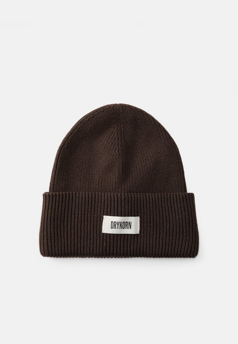 Gorro de malha castanho com textura canelada, apresentando uma bainha dobrada e um rótulo cosido em branco com os dizeres "DRYKORN."