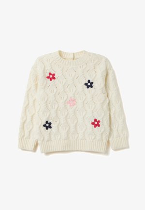 Suéter de punto crema con patrón de trenzas, que presenta flores bordadas en rojo, rosa y marino esparcidas por el frente.