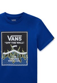 T-shirt in cotone blu con design grafico che presenta fiamme, skateboard e testo. Maniche corte e scollo rotondo.