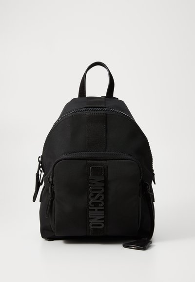 Mochila negra Moschino con bolsillo delantero con cremallera, asa superior y detalle de logo en el panel del bolsillo frontal.