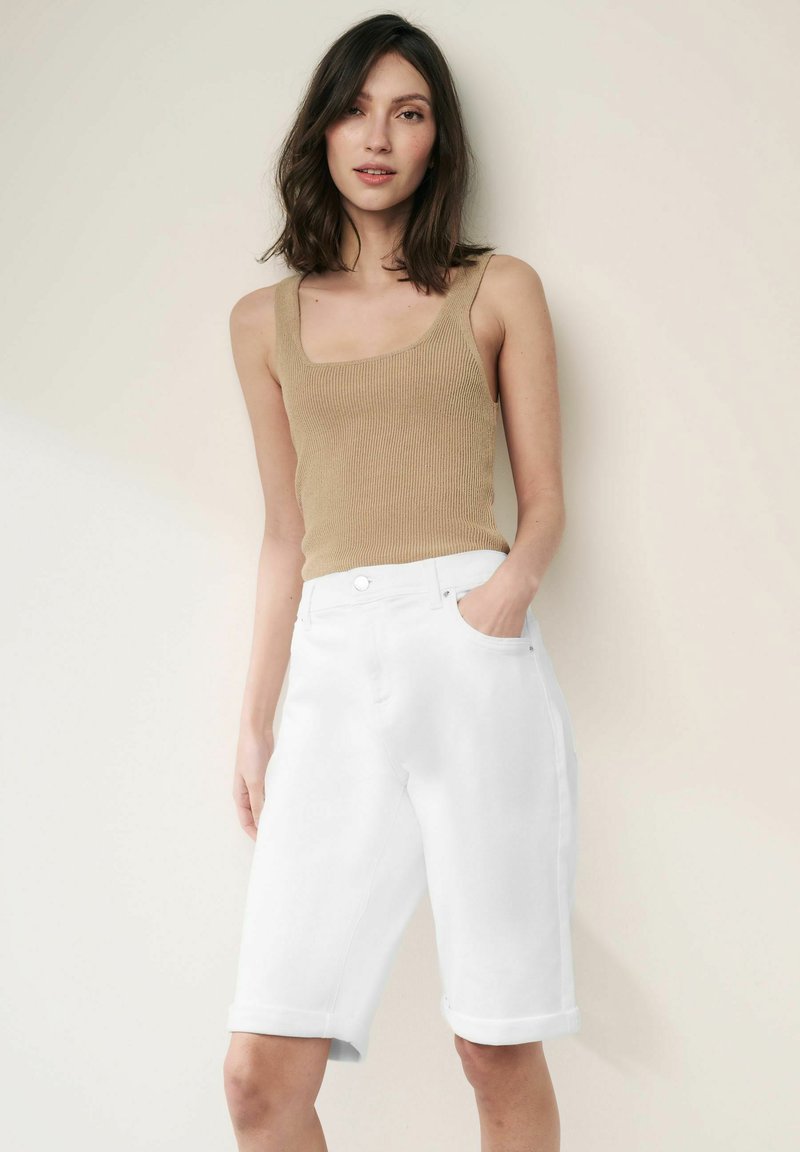 Next - KNEE - Jeans Shorts - white, Vergrößern