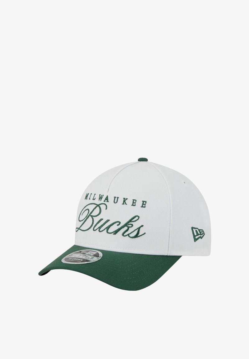 Milwaukee Bucks Cap mit einem weißen Körper, grünem Schild und besticktem Text. Mit New Era-Logo an der Seite und einer strukturierten Form.