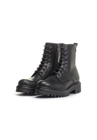 Botas de tobillo negras con cordones, hechas de cuero texturizado con un patrón de piel de serpiente, que cuentan con una suela gruesa y cremallera lateral para un fácil acceso.
