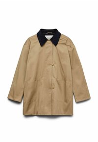 Abrigo beige ligero con cuello azul marino, dos bolsillos delanteros y botones en el centro. Presenta un ajuste relajado y una textura suave.