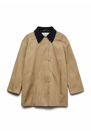 Šviesiai rudos spalvos lengvas paltas su tamsiai mėlynu apykakle, dviem priekinėmis kišenėmis ir sagomis per vidurį. Pasižymi laisvu siluetu ir švelnia tekstūra.