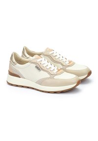Zapatillas de cuero texturizado en color blanco roto con acentos beiges, cordones blancos y suela de goma color beige claro; incluye detalles cosidos y tacón metálico.