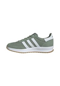 Zielone zamszowe buty sportowe z białymi skórzanymi akcentami, z trzema białymi paskami, gumową podeszwą i niską cholewką.