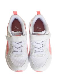 Scarpe sportive bianche con accenti rosa, caratterizzate da una parte superiore in rete, chiusura con lacci e cinturino in Velcro. Tessuto morbido e testurizzato e colletto imbottito.