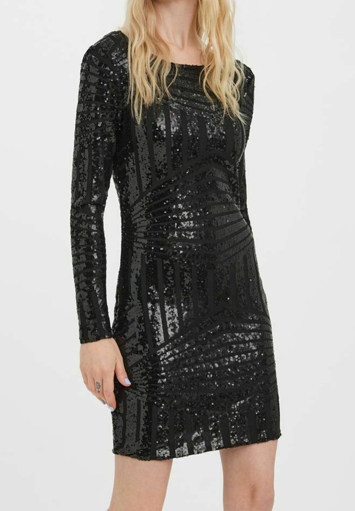 Robe noire à sequins avec manches longues, silhouette ajustée, motifs géométriques et encolure ronde, présentant des surfaces brillantes et texturées.