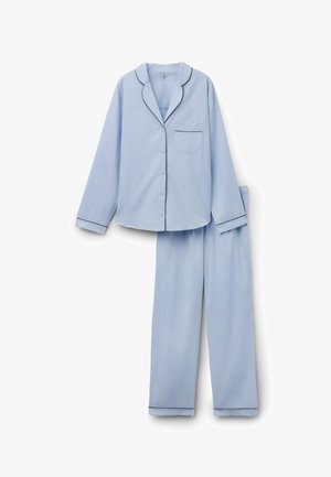 Hellblaues langärmeliges Pyjamashirt zum Knöpfen mit Brusttasche und passende Hose, beide mit dunkler Paspel an den Kanten.