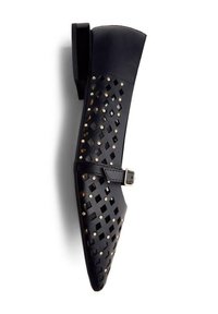 Chaussure plate découpée noire avec des motifs géométriques, bout pointu, bride de cheville avec des détails en métal doré, et une finition en cuir lisse.