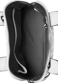 Biała torebka z otwartym suwakiem, odkrywam ciemne wnętrze wyłożone tkaniną i wewnętrzną kieszonkę na suwak po jednej stronie.