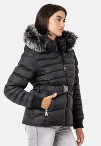 Schwarze Daunenjacke mit einer Kapuze aus Kunstfell, tailliert mit einem Gürtel und mit Reißverschlusstaschen. Glatte Textur mit gesteppter Optik.