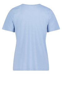 Světle modré tričko s krátkým rukávem vyrobené z měkké látky. Má kulatý výstřih a uvolněný střih s hladkou texturou a bez přidaných ozdob.