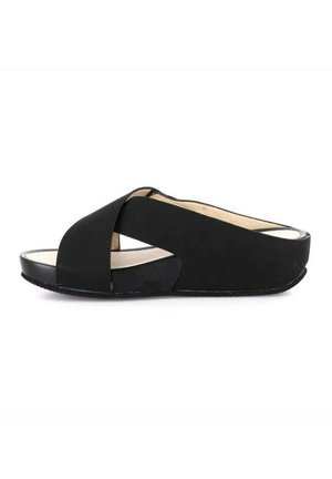 Sandalo nero open-toe slip-on con ampi cinturini incrociati e suola a zeppa bassa, progettato per un uso casual sia interno che esterno.