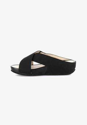 Sandalo nero open-toe slip-on con ampi cinturini incrociati e suola a zeppa bassa, progettato per un uso casual sia interno che esterno.