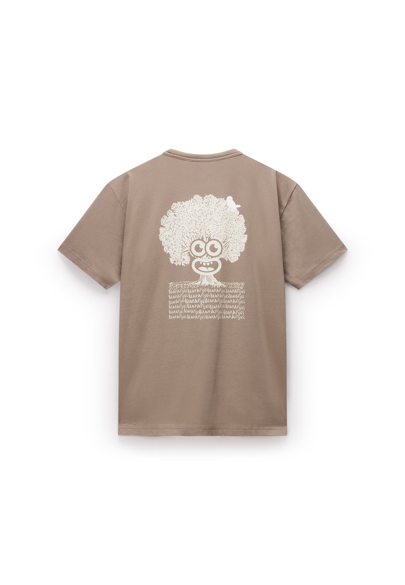 Brązowy t-shirt z bawełny z białą grafiką z tyłu przedstawiającą postać z dużymi włosami oraz tekstem z akcentem ptaka.