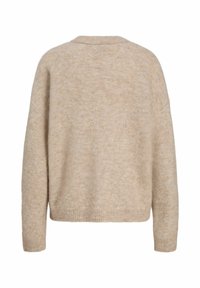 Beżowy sweter na drutach o luźnym kroju, okrągłym dekolcie i długich rękawach. Miękka, teksturowana tkanina o lekko melanzowanym wyglądzie.