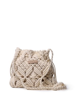 Sac à épaule macramé couleur crème avec des motifs de nœuds floraux complexes et une bandoulière tressée sur fond blanc.