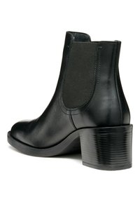Botín de cuero negro hasta el tobillo con puntera redondeada, paneles laterales elásticos y un tacón grueso y texturizado. Acabado liso con costuras mínimas.
