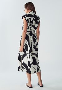 WILLA KOBE - Särkkleit - black leaf