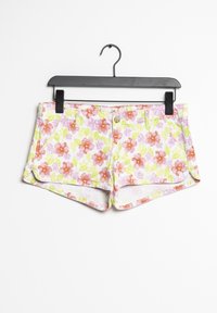 Blommiga shorts med vit bakgrund, som har röda, rosa och gröna blommor. Femfickorsdesign med knappstängning och uppvikta fållar.