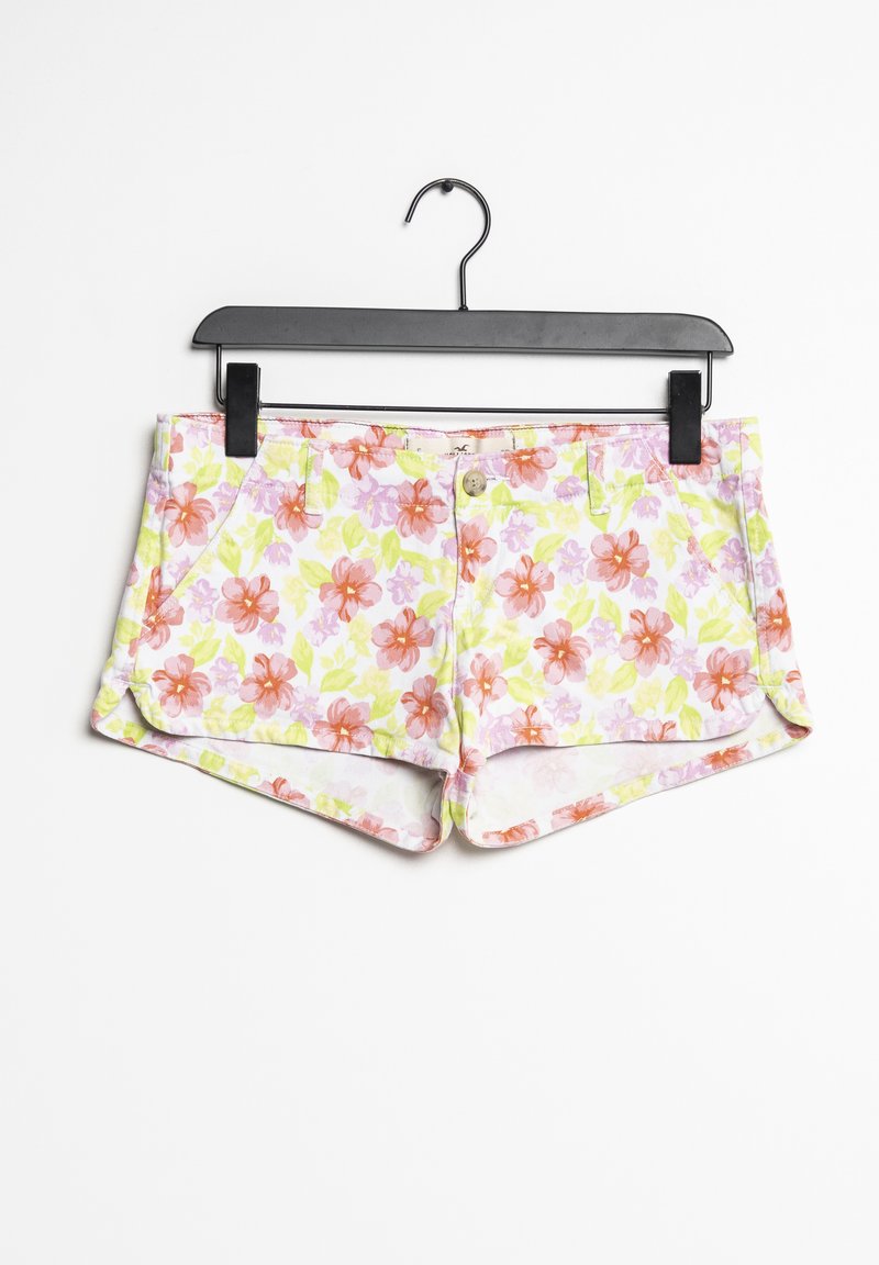 Blommiga shorts med vit bakgrund, som har röda, rosa och gröna blommor. Femfickorsdesign med knappstängning och uppvikta fållar.