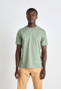 GANT SHIELD - T-shirts - dry green