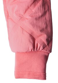 Rosa fluffig jackärm med ett quiltat mönster, elastiskt manschett och ett slätt, lätt tyg med horisontella sömmar.