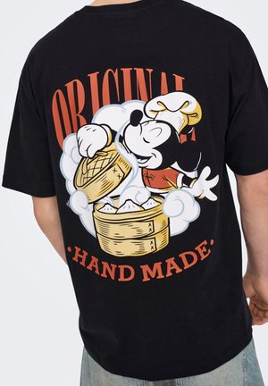 Personaggio dei cartoni animati con cappello da chef che solleva un cestello di bambù con gnocchi, con la scritta "Original Hand Made" sulla maglietta nera.