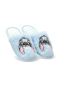 Zapatillas de casa azules y peludas con una textura suave que presentan la cara de un personaje de dibujos animados bordada en la parte frontal, acentuada con detalles en rosa.