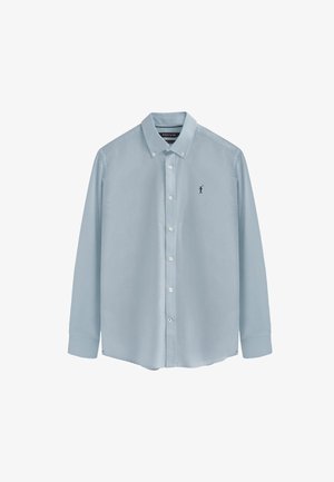 Camisa de manga larga azul claro hecha de tejido suave, con cuello abotonado, botones frontales y un pequeño logo oscuro en el lado izquierdo del pecho.