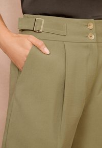 Love & Roses REGULAR FIT - Rövidnadrágok - green tab