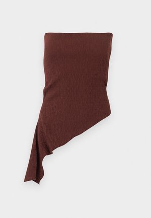 Καφέ υφή υφάσματος με ασύμμετρο, διαγώνιο τελείωμα, σχεδιασμένο ως τοπάκι τύπου σωλήνα χωρίς τιράντες.