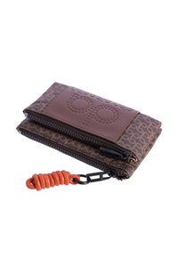 Billetera marrón con patrón y cierre de cremallera, de cuero texturizado, con una correa trenzada naranja y detalles de costura decorativa.