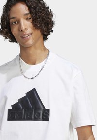 adidas Sportswear FUTURE ICONS BADGE OF SPORT - T-shirt imprimé - white/black