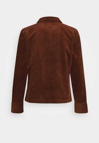 Brun fløjl skjortejakke med lange ærmer, klapkrave og ribbet tekstur. Har en lige pasform og synlige sømme.