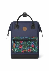 Zaino navy con tasca frontale a fantasia floreale, caratterizzato da dettagli in pelle nera e un patch rotondo con logo. Chiusura a zip e manico resistente.