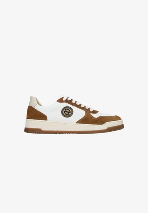 Białe i brązowe zamszowe sneakersy z perforowanym wzorem, gumową podeszwą i detalem logo na boku. Sznurowadła z przodu. Miękka tekstura.