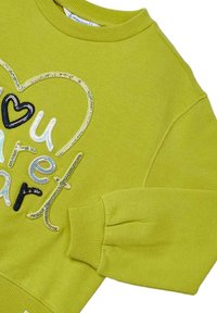 Felpa verde lime con polsini a coste. Presenta un testo in paillettes multicolori e un design a cuore. Tessuto morbido con una vestibilità comoda.