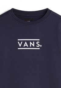 Felpa girocollo blu navy in cotone, con un logo rettangolare bianco con il testo "VANS" centrato sul petto.